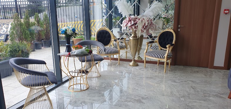 Altın detaylı bekleme köşesi ve aynalı duvar